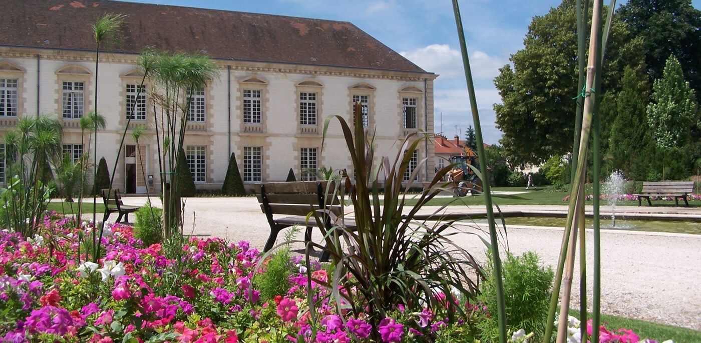 Les jardins de la mairie.